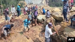 Papua Yeni Gine'de geçen hafta meydana gelen heyelanda arama-kurtarma çalışmaları sürüyor.